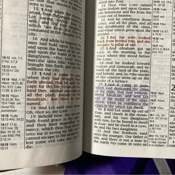 KJV Compact Bible black leather cover - Picture 7 of 7